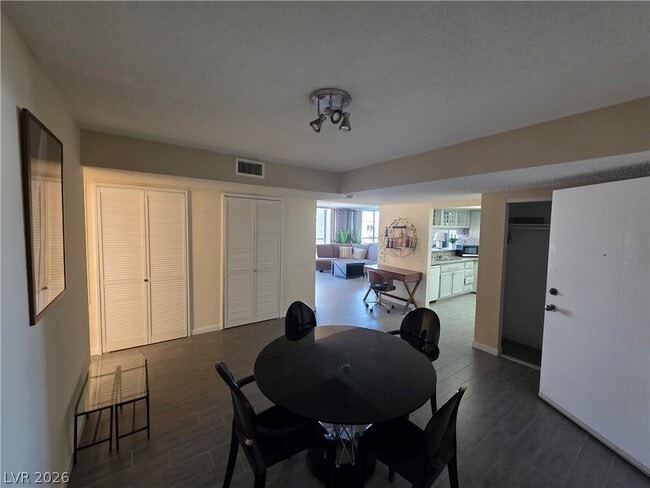 Building Photo - 750 S Royal Crest Cir