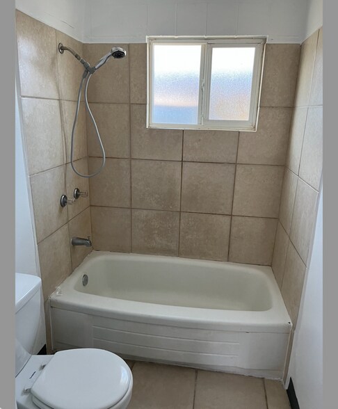 Building Photo - 929 S Thorne Ave