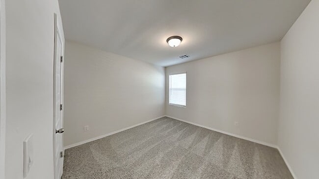 Building Photo - Spacious 4 Bedroom 2 Bathroom Home in Yukon Schools