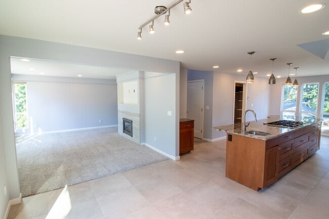 Building Photo - 5Bd/2.5Ba Redmond Home