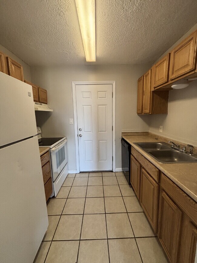 Building Photo - "Charming 2-Bedroom Retreat in Panama City...