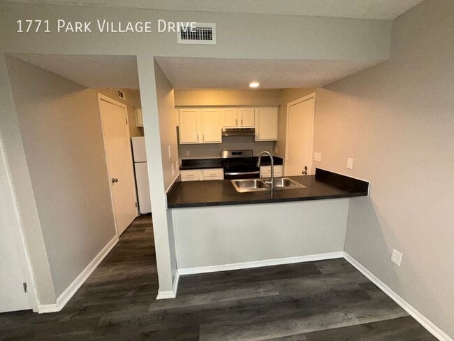 Building Photo - 1771 Park Village Dr