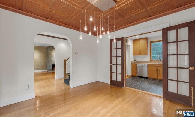 Building Photo - 278 Maple St
