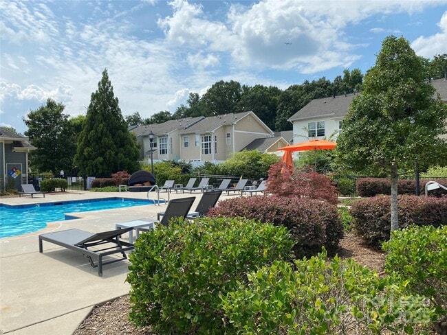 Building Photo - 2601 Silverthorn Dr