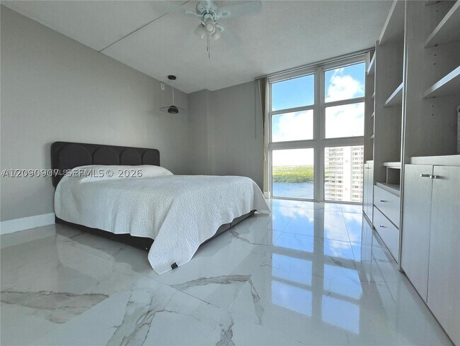 Building Photo - 100 Bayview Dr