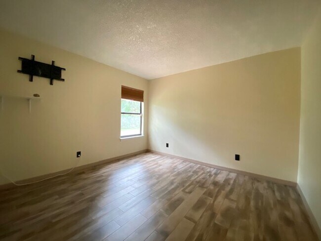 Building Photo - The Oaks of Leesburg