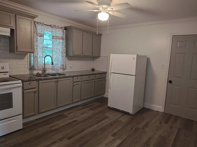Kitchen - 103 Blue Ln