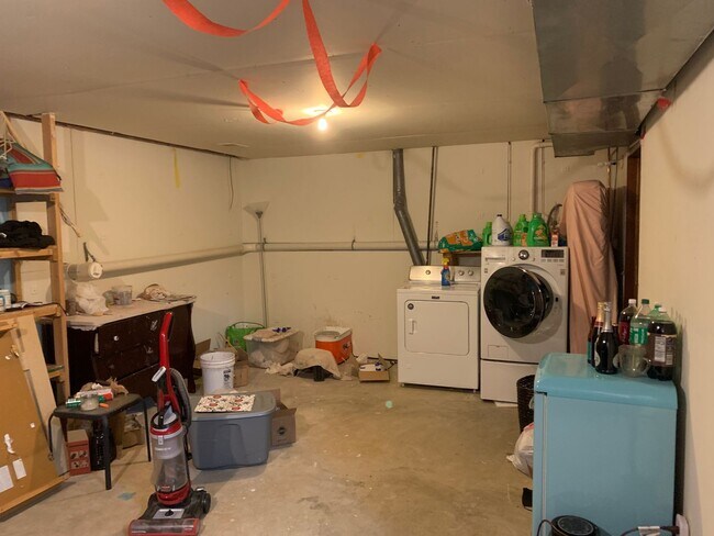 Building Photo - Spacious 3 bed/3 bath Home near Switchyard Park!