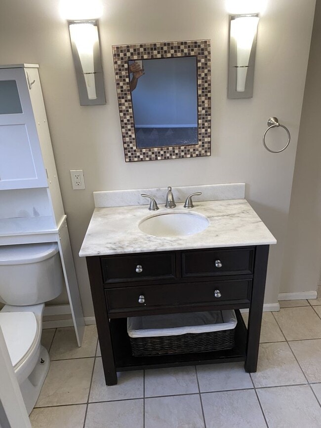 Building Photo - Beautiful Mid-Century four-bedroom Shoreline