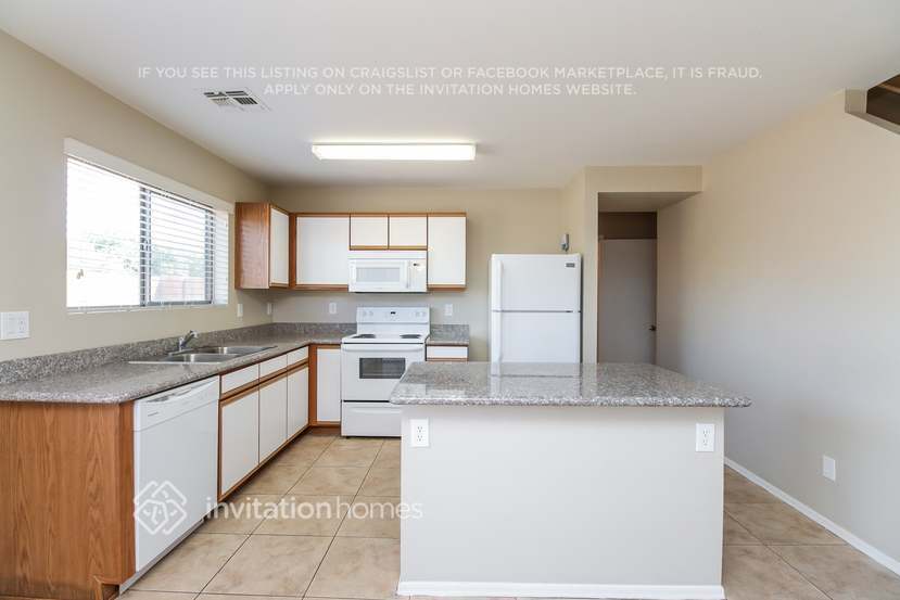Building Photo - 2066 E Spruce Dr