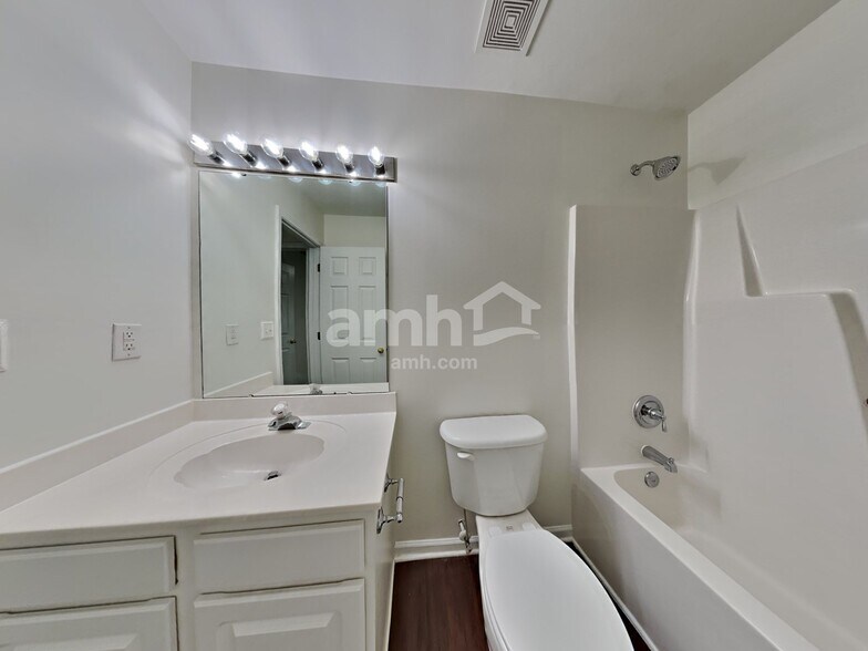 Building Photo - 111 Meandering Way Ln