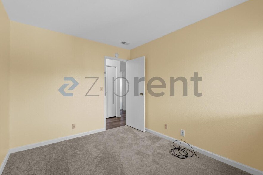 Building Photo - Unit