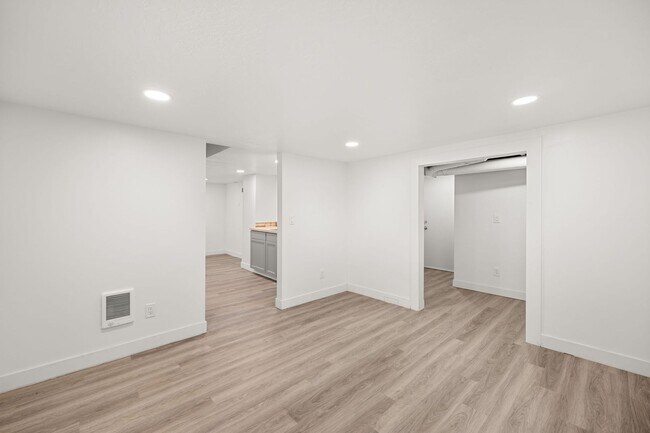 Building Photo - 2624 W 8th Ave