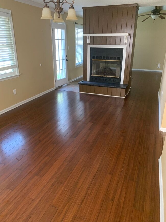 Building Photo - 3 Bedroom 2 Bathroom House