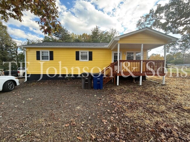 Building Photo - Cozy 3 Bedroom Home with Modern Touches in...