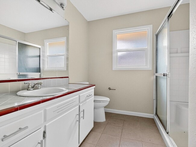 Building Photo - Single level home, convenient, charming neighborhood