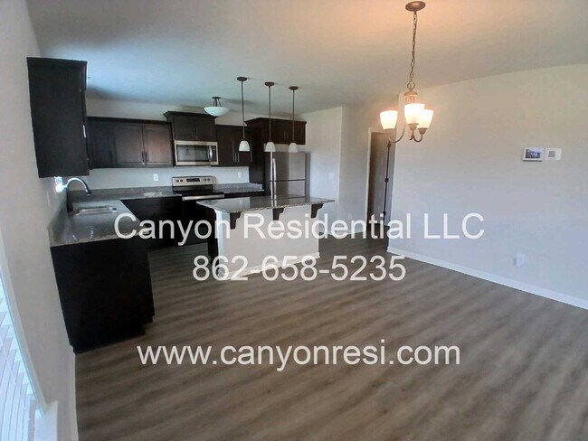 Building Photo - MUST SEE Fantastic 4BR 2/5 BA near everyth...