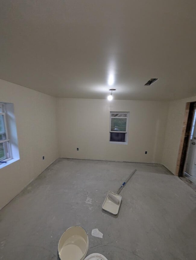 Building Photo - 136 Whitestown Rd