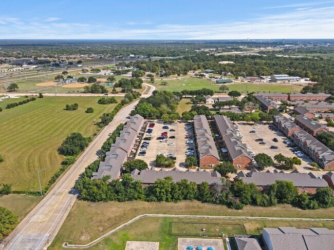 Building Photo - 3 Bed Available at Waterwood Townhome Complex!