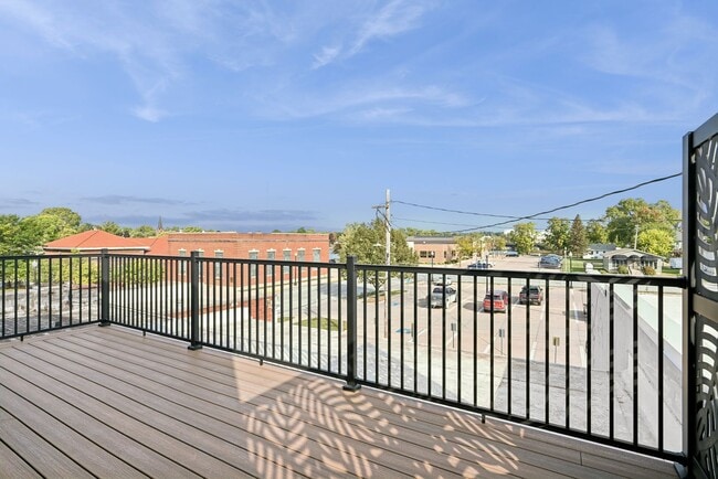 Building Photo - 105 E Bremer Ave