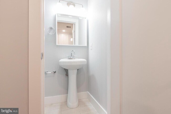 Building Photo - 818 N 16th St