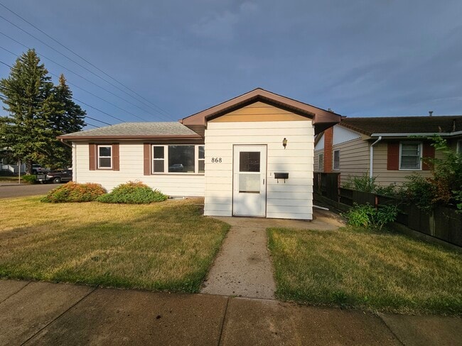 Building Photo - 868 Park Ave