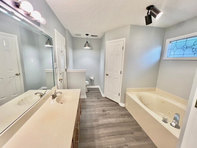 Building Photo - 545 Wilkes Cove
