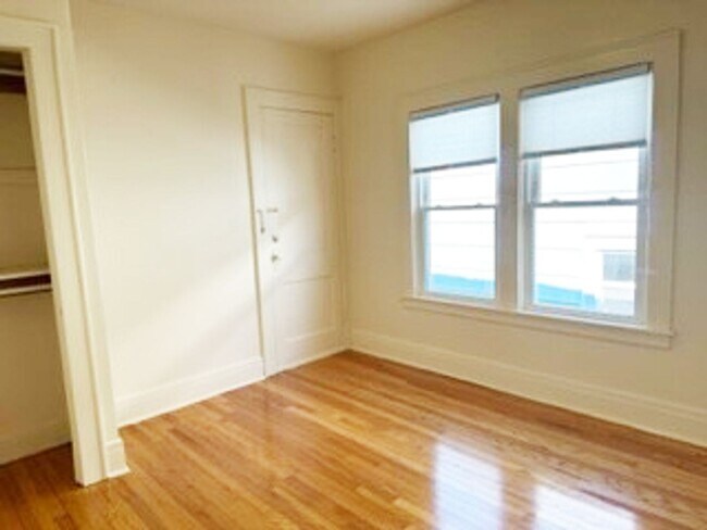 Building Photo - Newly Renovated Bright 2nd Floor Flat - 6/...