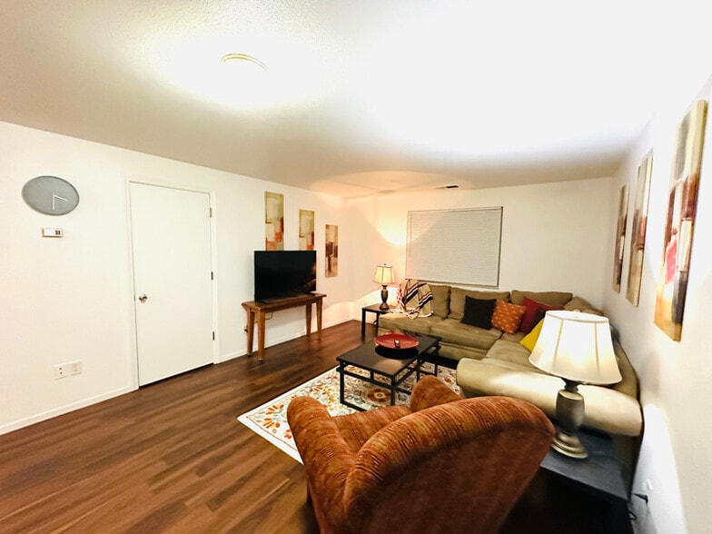 Building Photo - 1270 W Newlands Dr