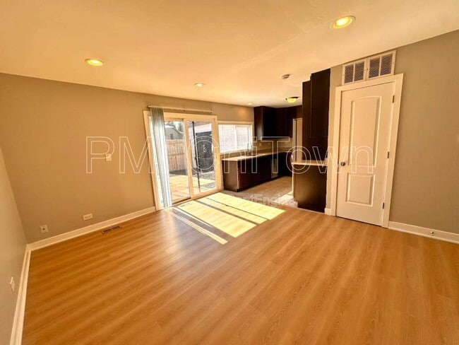 Building Photo - 1117 Ct B