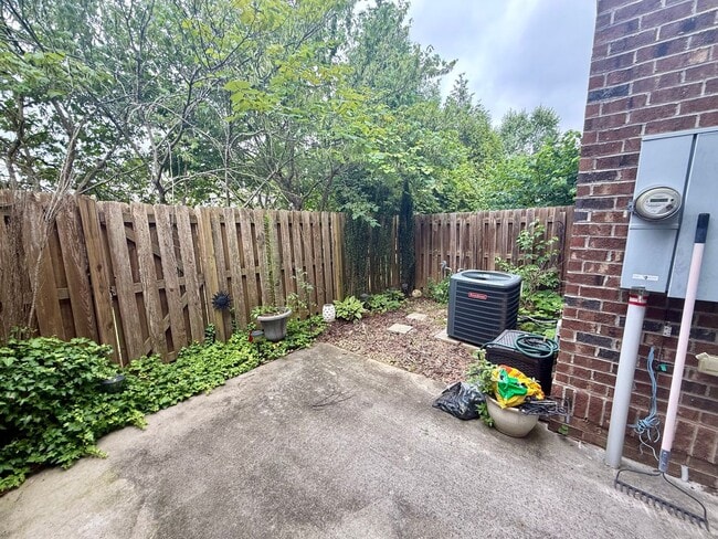 Building Photo - Two bedroom, 2.5 bath condo townhome in Bu...