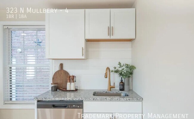 Building Photo - 323 N Mulberry St