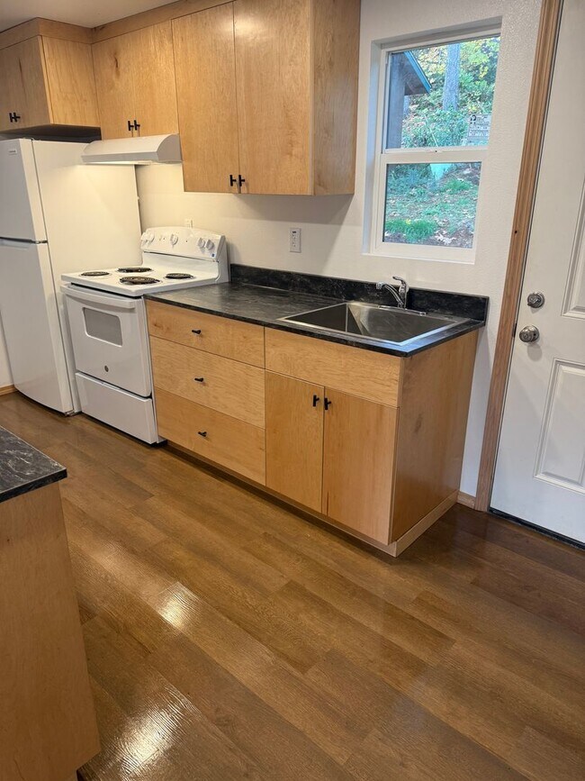 Building Photo - Swisshome