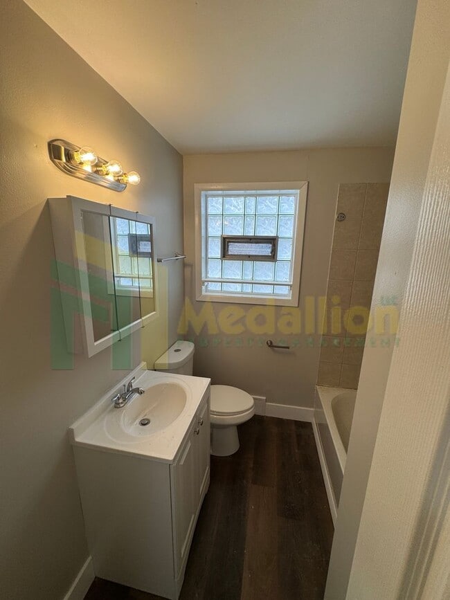 Building Photo - Beautifully Updated 3-Bed Home on a Quiet Block – Move-In Ready!