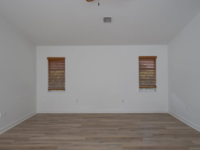 Building Photo - "Spacious 3-Bedroom Pool Home with 2 Baths & 2,075 Sq. Ft. of Comfort in Venice, FL!"