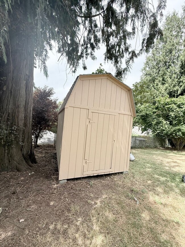 Building Photo - Home on The Cedars in Bremerton.