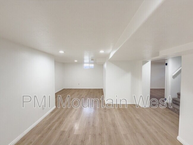 Building Photo - 872 N Main St