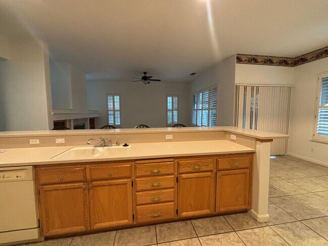 Building Photo - Beautiful 3 Bedroom 3 Bath Home