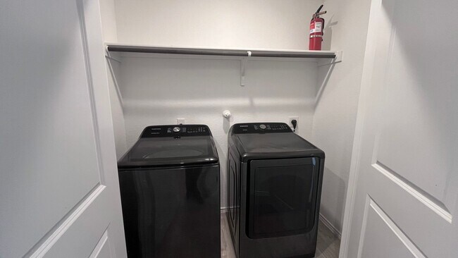 Building Photo - Move in Ready - Pet Friendly with pet door...
