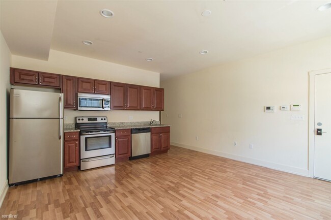 Building Photo - 2 br, 1 bath Triplex - 1507 MASTER ST Unit...