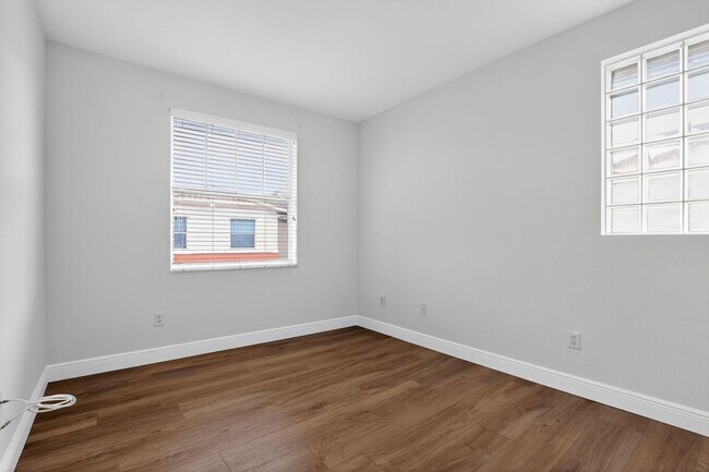 Building Photo - 4 Bedroom Townhome in West Palm Beach