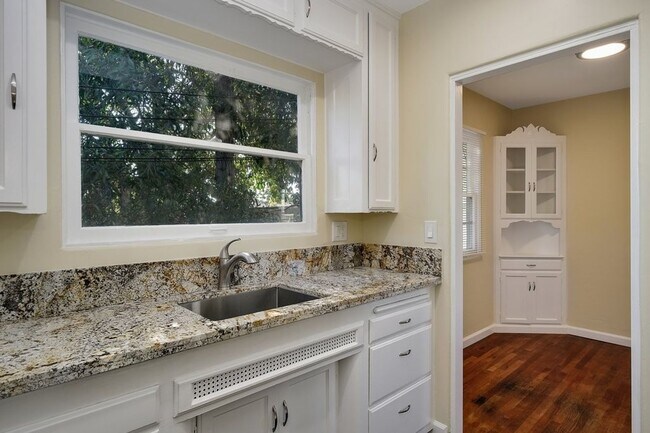 Building Photo - 4415-4419 VAN DYKE AVENUE %