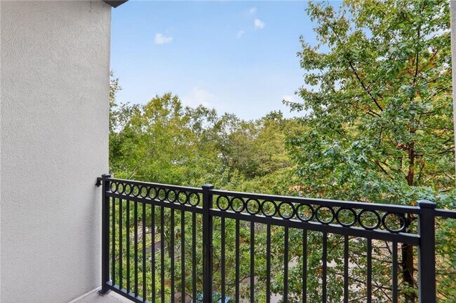 Building Photo - 11 Perimeter Center E