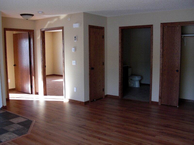 Building Photo - 355 Horseshoe Dr