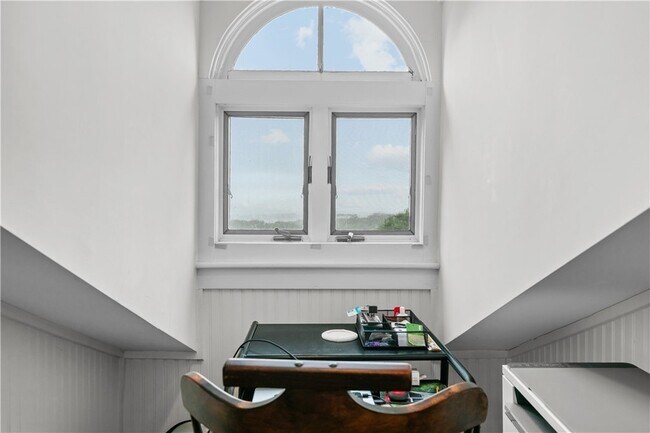 Building Photo - 718 Bellevue Ave