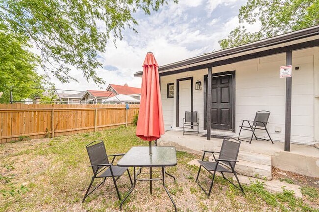 Fenced backyard - 118 Glorietta