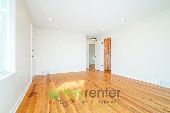 Building Photo - Elegant Three Bedroom Home Featuring Desig...