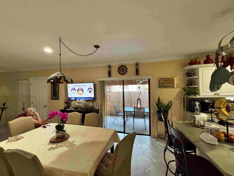 Building Photo - 2761 SW 24th St