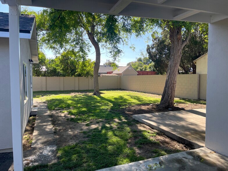 Large shaded enclosed backyard - 5457 Beck Ave