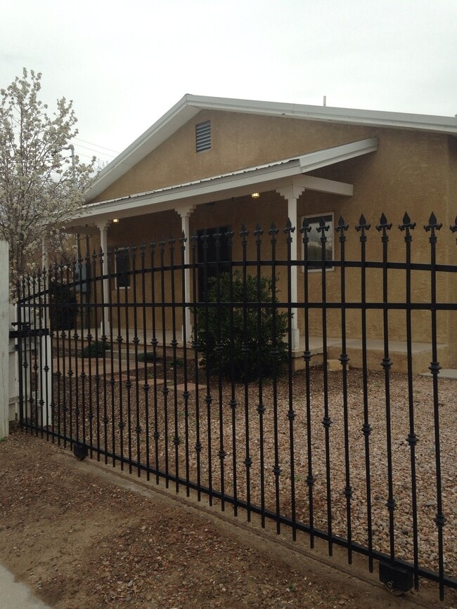 Building Photo - ABSOLUTELY DARLING 2 Bedroom  1 Bath DOWNT...